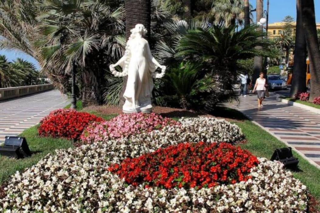 Ampio appartamento centrale Sanremo Esterno foto